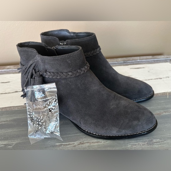Gianni Bini Shoes - NWOT Gianni Bini Charcoal Gray Feather Ankle Bootie - Size 9.5